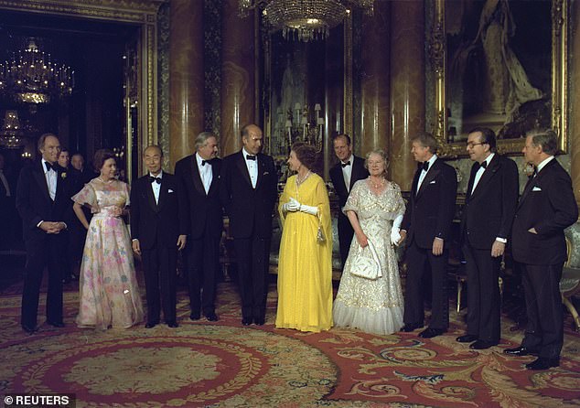 Canada's Prime Minister Pierre Trudeau, (Prince Charles far background), Princess Margaret, Japan's Prime Minister Takeo Fukuda, Britain's Prime Minister James Callaghan, France's President Valery Giscard d'Estaing, Queen Elizabeth II, Prince Philip, Queen Mother, Jimmy Carter, Italy's Prime Minister Giulio Andreotti and Germany's Chancellor Helmut Schmidt (L-R) in London, May 13, 1977