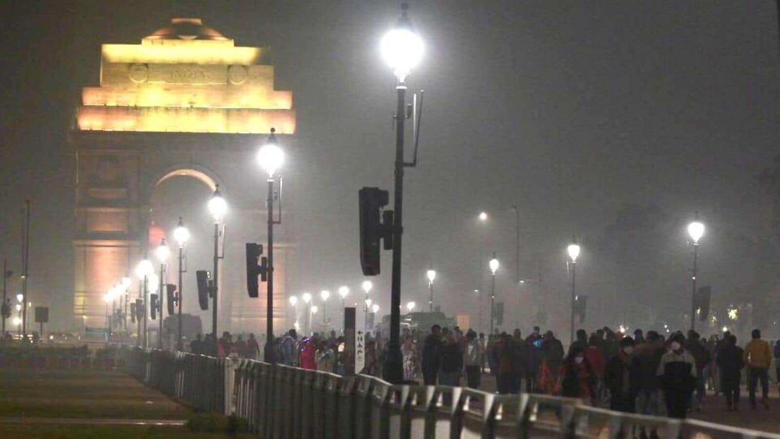 New Delhi, India - Dec. 31, 2024: Delhi police barricades at the India gate for security reasons on the  eve of new year in New Delhi, India, on Tuesday, December 31, 2024.  (Photo by Raj K Raj/ Hindustan Times)