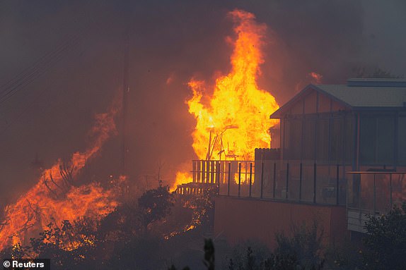 Flames rise as the Palisades fire burns during a weather driven windstorm on the west side of Los Angeles, California, U.S. January 7, 2025.     REUTERS/Ringo Chiu