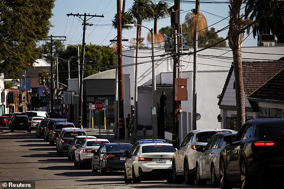 Cars line up as people evacuate due to a wildfire near Pacific Palisades, on the west side of Los Angeles, during a weather driven windstorm, in Los Angeles, California, January 7, 2025.  REUTERS/Daniel Cole