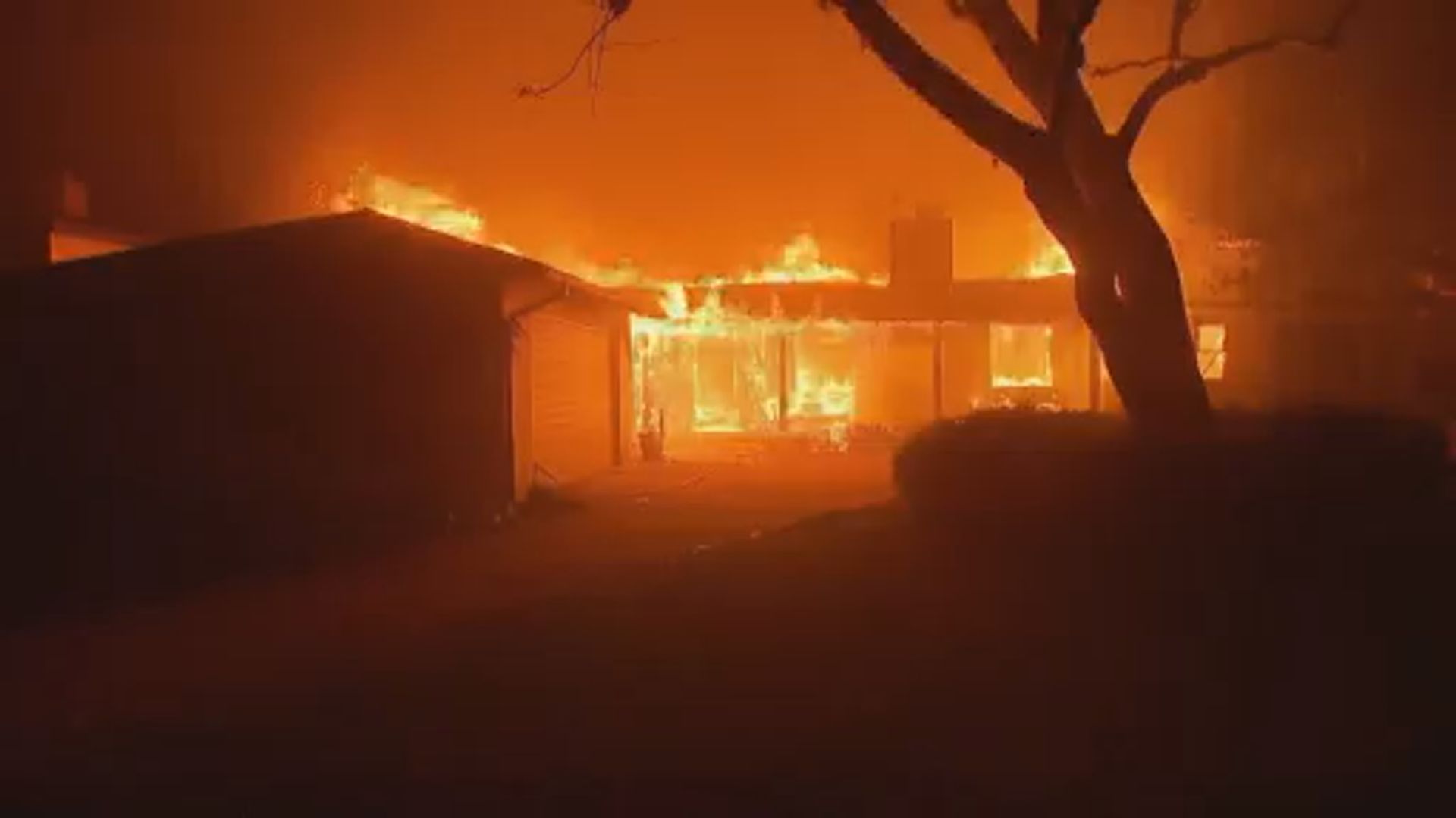 Click to play video: '5 dead, 1,100+ buildings destroyed in California wildfires'