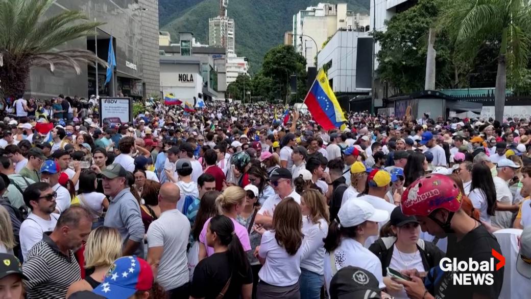 Click to play video: 'Venezuela election: Thousands of protesters march in Caracas following disputed results'