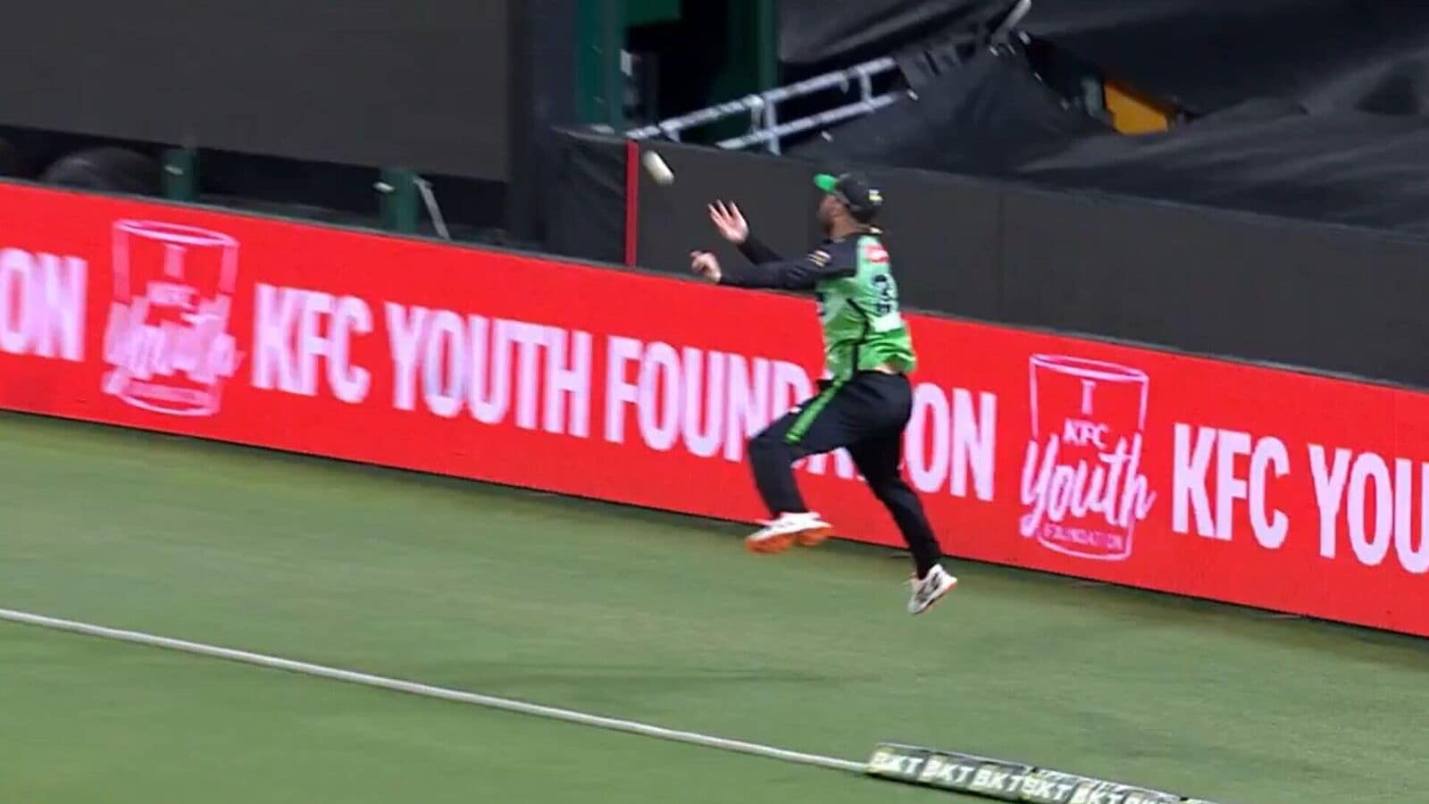 Catch of the year! Glenn Maxwell imitates Suryakumar Yadav, shows brilliant acrobatic skills during Big Bash League game