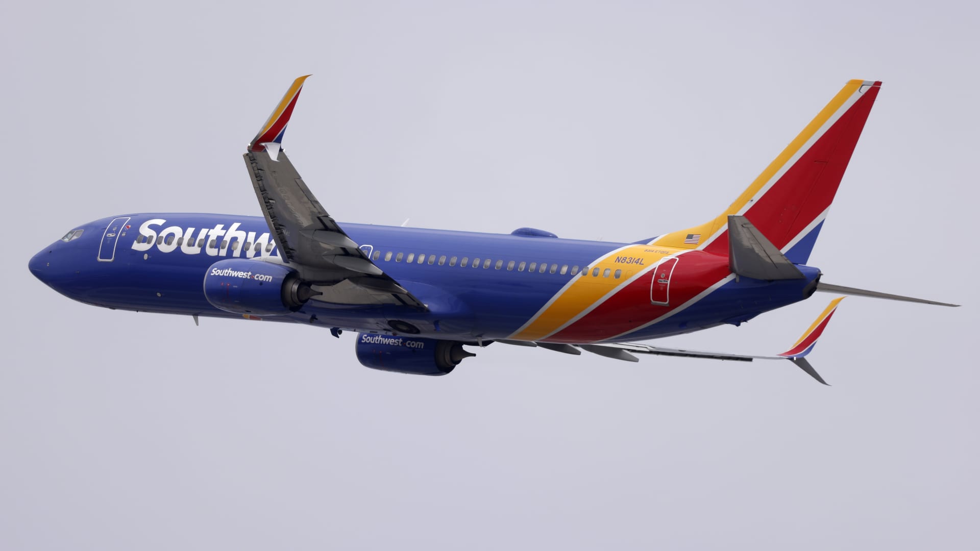 DOT sues Southwest, fines Frontier for 'chronically delayed flights'