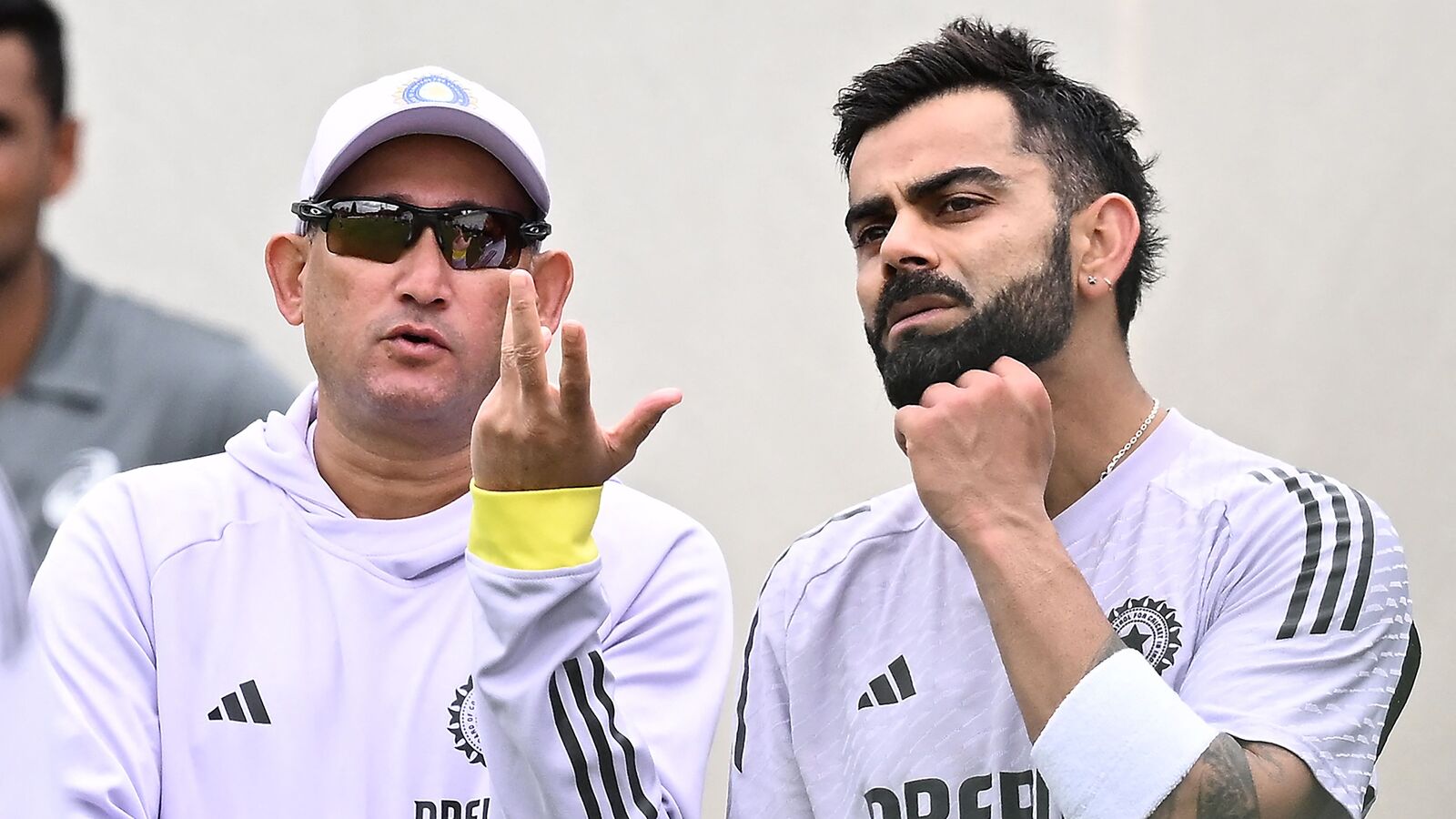 Viral Kohli (R) chats with chief selector Ajit Agarkar during India's practice session ahead of the fifth Test against Australia at SCG.