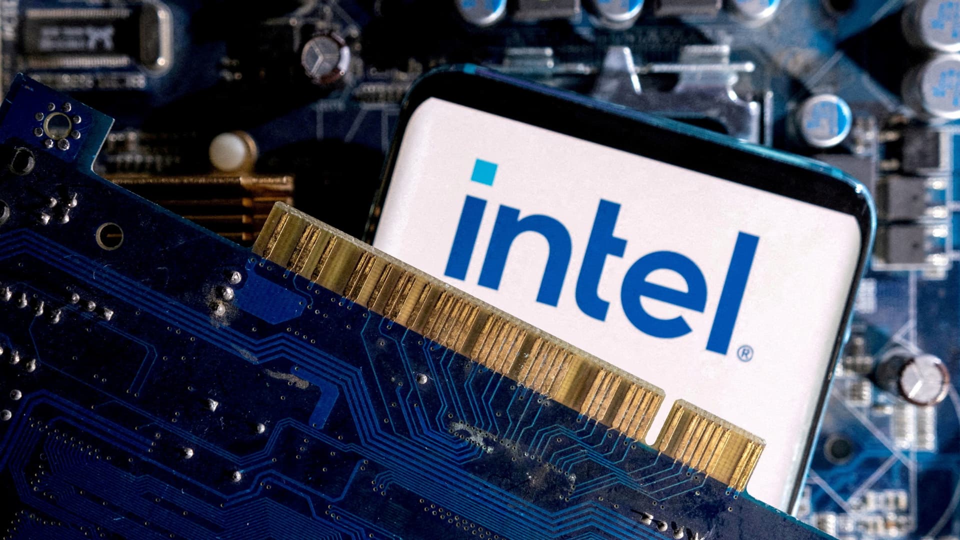 Intel to spin off venture capital arm, can raise outside money