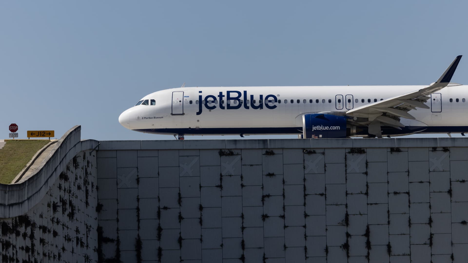 JetBlue shares tumble roughly 20% after disappointing outlook