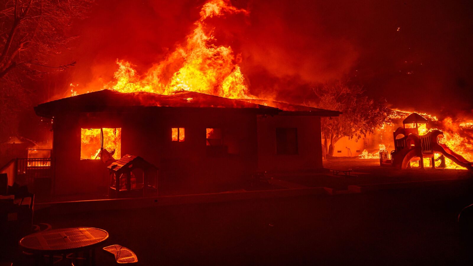 Los Angeles wildfire LIVE Updates: Terrified residents abandon home, leave on foot; California orders evacuations