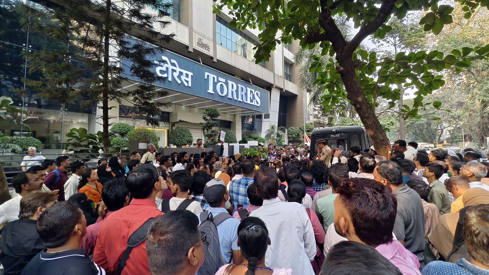 Investors gathered in large numbers outside the office of Torres Jewellers in Dadar, Mumbai, demanding the return of their principal amounts after the company failed to pay the promised returns on its investment schemes.