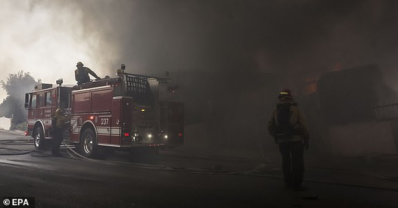 epa11812261 Los Angeles County firefighters battling the Palisades wildfire in Pacific Palisades, California, USA, 07 January 2025. According to the National Weather Service, large portions of the Los Angeles area are under extreme wildfire risk from 07 to 08 January due to high winds and dry conditions.  EPA/CAROLINE BREHMAN