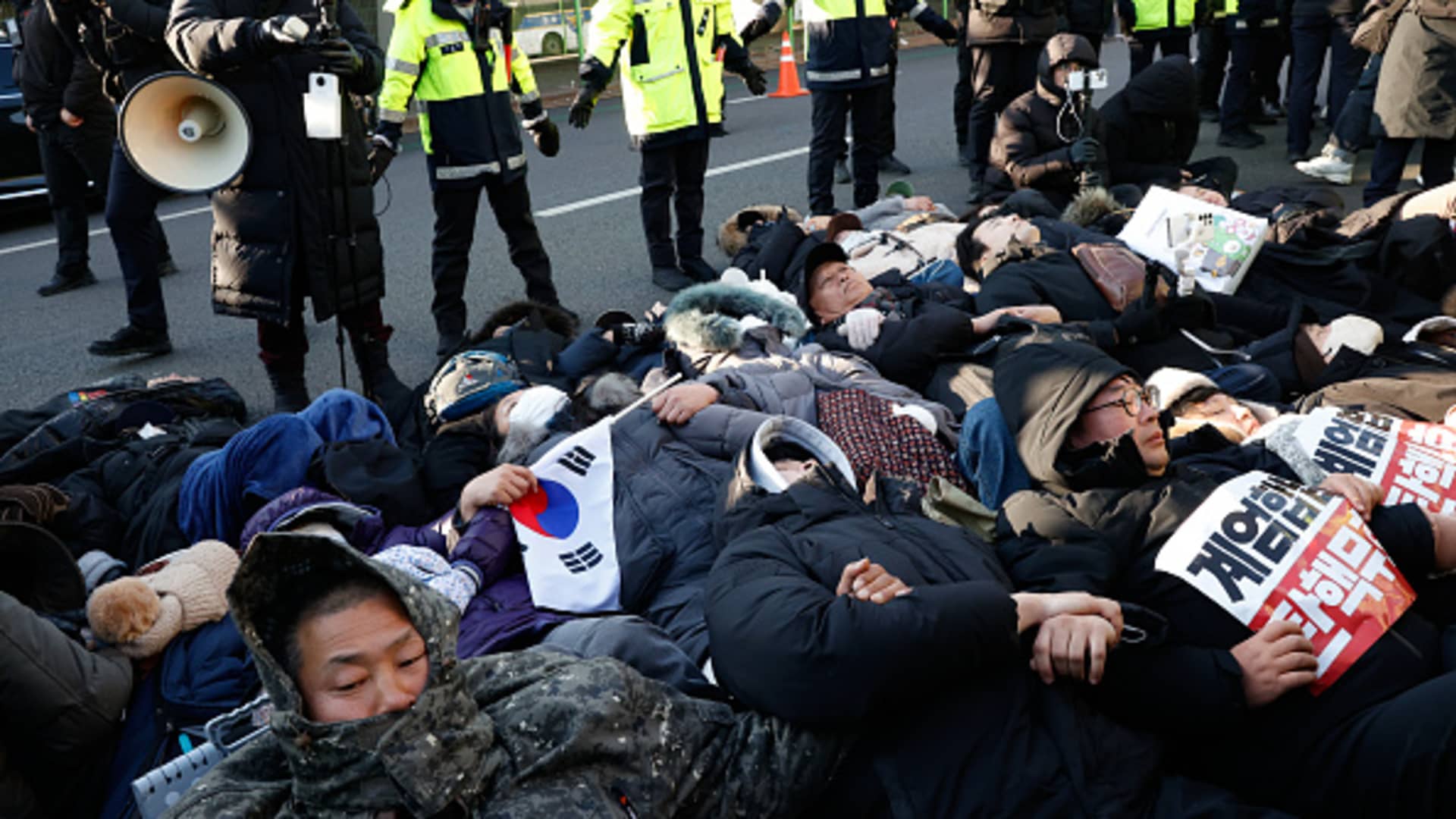 South Korean guards prevent arrest of impeached Yoon Suk Yeol after stand-off