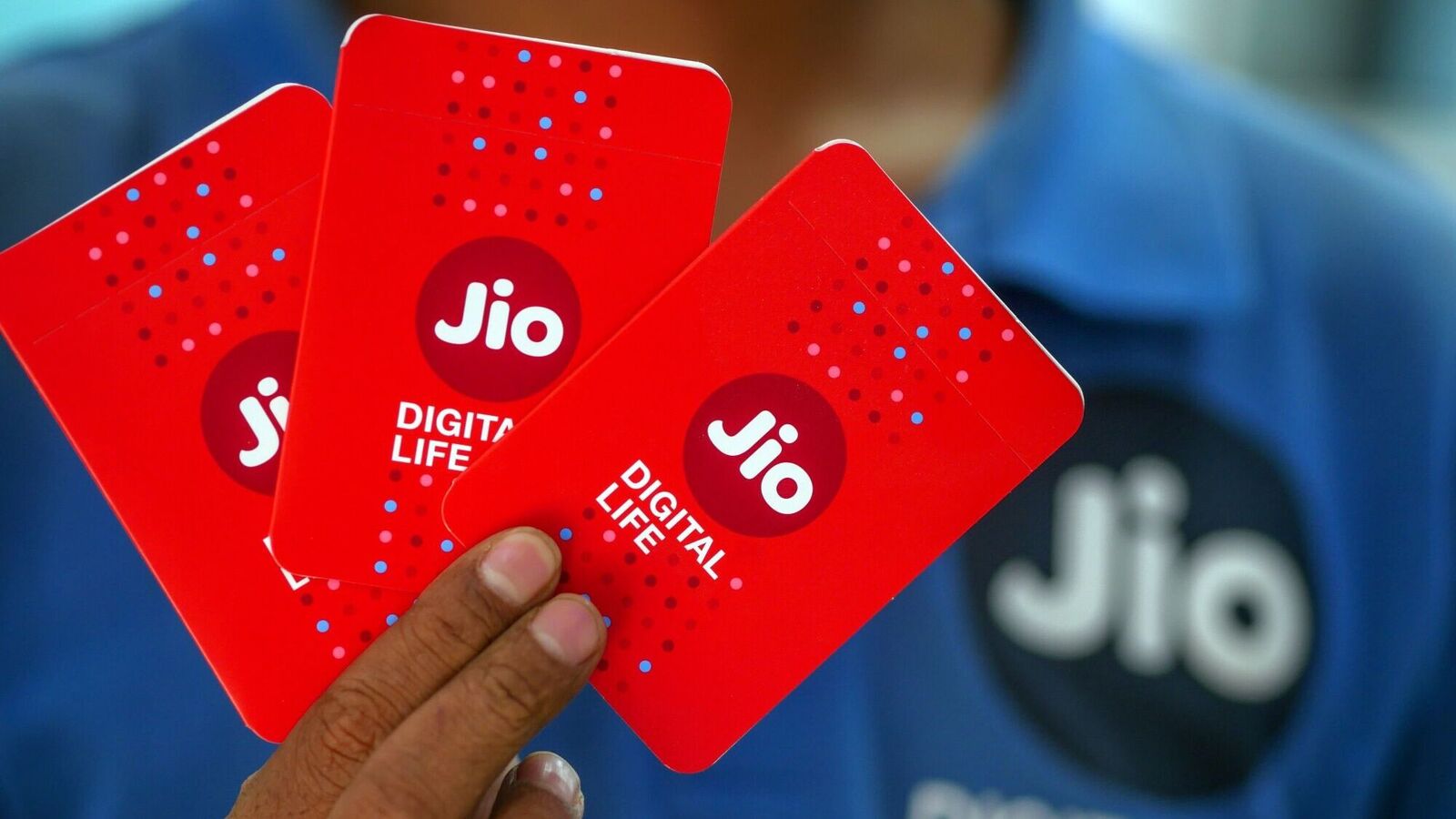 Reliance Jio, one of India’s top telecom providers, continues to attract users with its well-designed recharge plans. Among its offerings, the Calendar Month Plan has gained significant popularity due to its unique feature of aligning validity with the calendar month.