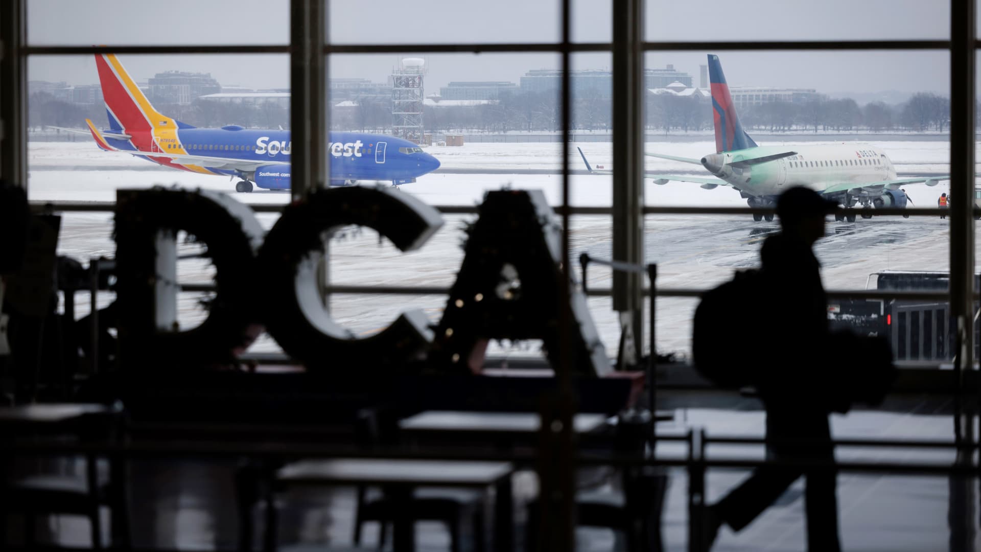 Winter storm disrupts thousands of U.S. flights