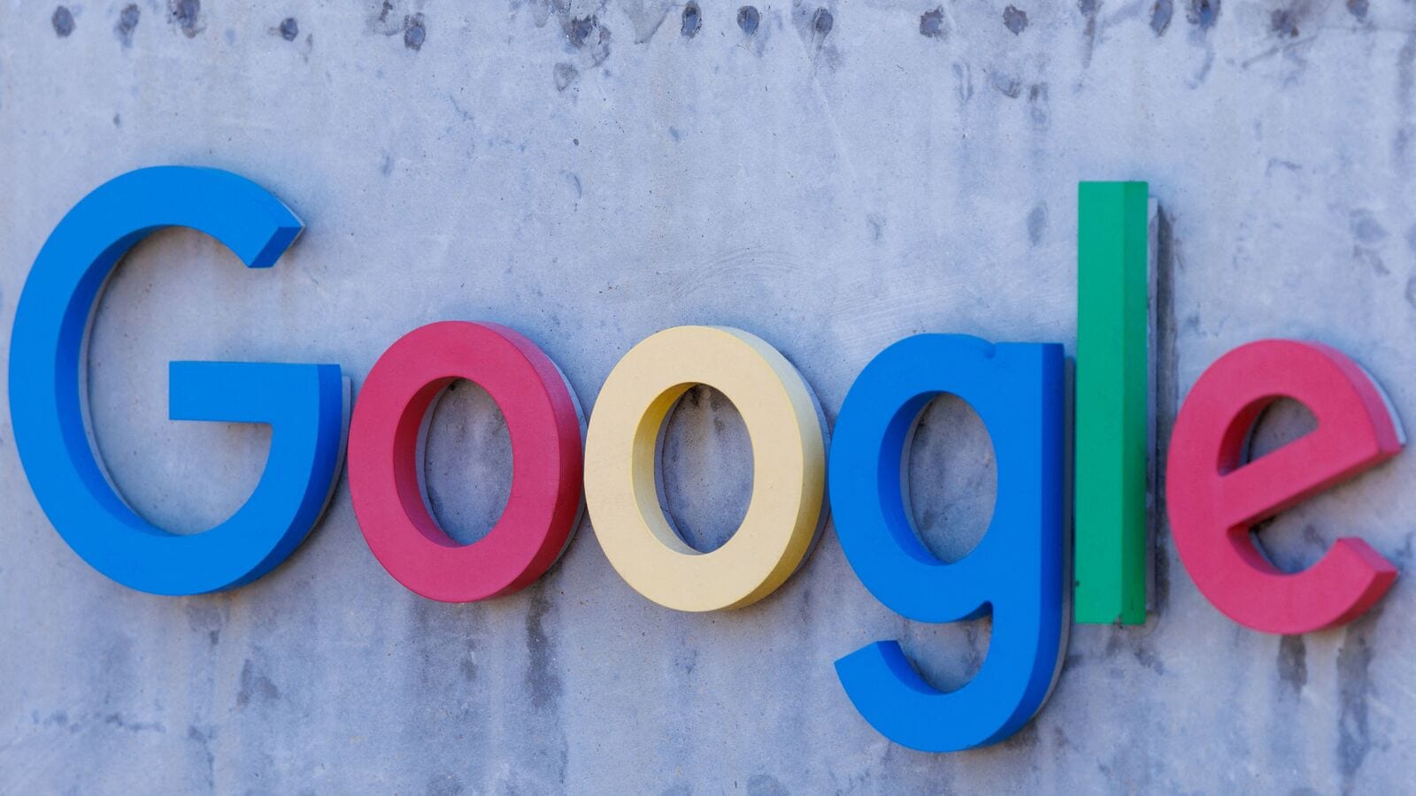 FILE PHOTO: The logo of Google LLC is shown at an entrance to one of their buildings in San Diego, California, U.S., October 9, 2024.  REUTERS/Mike Blake/File Photo