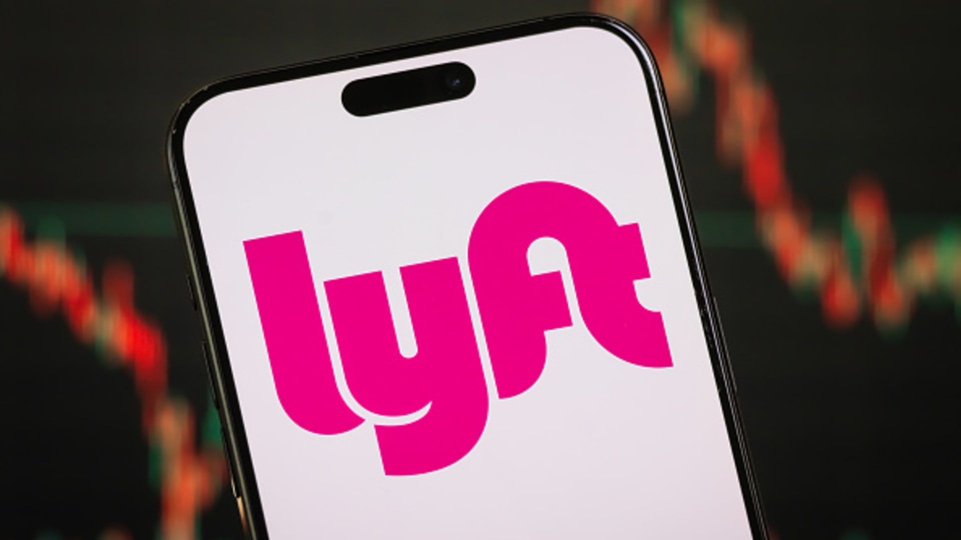 Lyft shares sink 9% on underwhelming fourth-quarter results