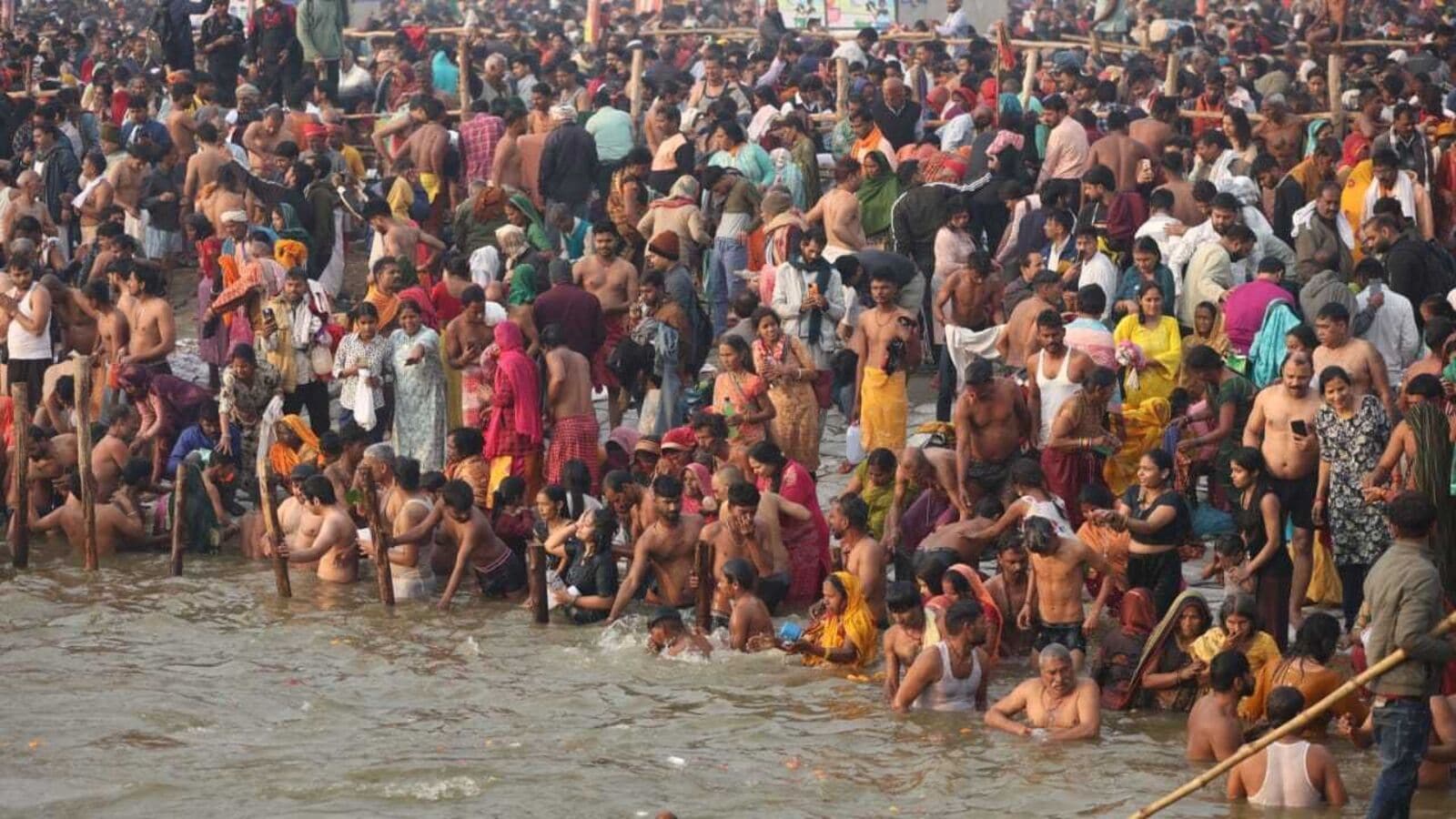 Mahakumbh 2025: Devotees face ‘world’s biggest traffic jam’ extending upto 300 km; many stuck for more than 11 hours