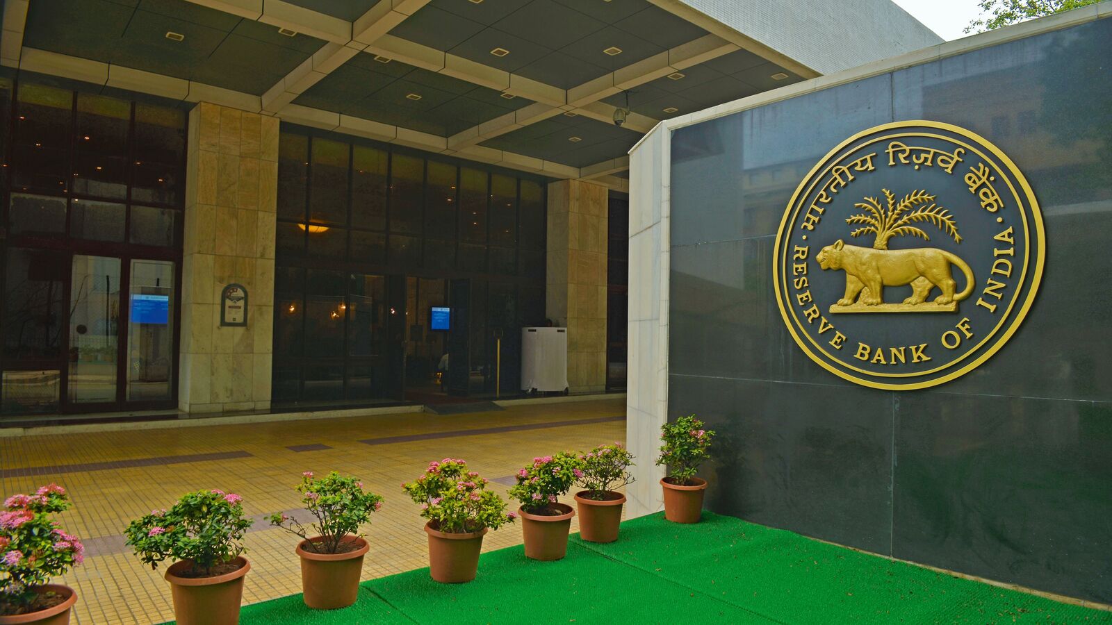 Mint explainer: Who complained to RBI against banks, non-bank lenders