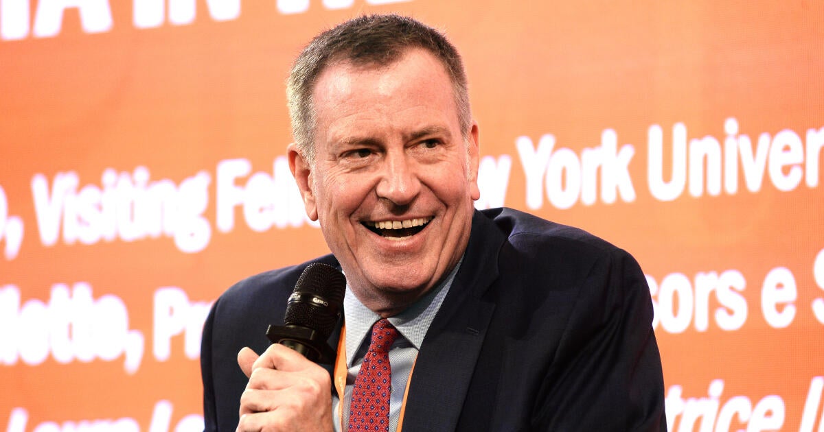 New York's last mayor, Bill de Blasio, defends successor Eric Adams amid scandal