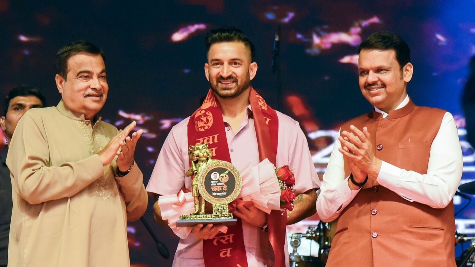 Budget Session: Union Minister Nitin Gadkari and Maharashtra Chief Minister Devendra Fadnavis present a trophy to former Indian cricketer Mohit Sharma during the concluding ceremony of 'Khaskar Krida Mahotsav' 2025, at Yashwant Stadium in Nagpur on Sunday. 