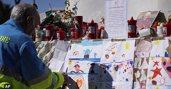 Ambulance driver Angelo Pacelli places a message by his 7 year old nephew Lucilla for Pope Francis reading: "I love you Pope Francis" outside the Agostino Gemelli in Rome, Wednesday, March 5, 2025. (AP Photo/Gregorio Borgia)