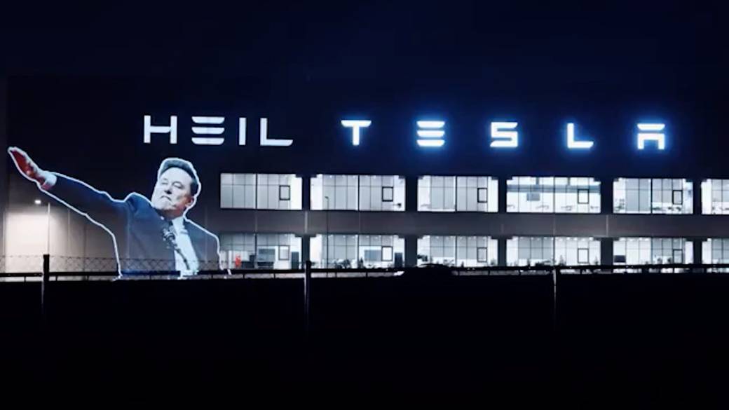 Click to play video: '‘Heil Tesla’: Musk’s straight-arm salute projected onto carmaker’s gigafactory'