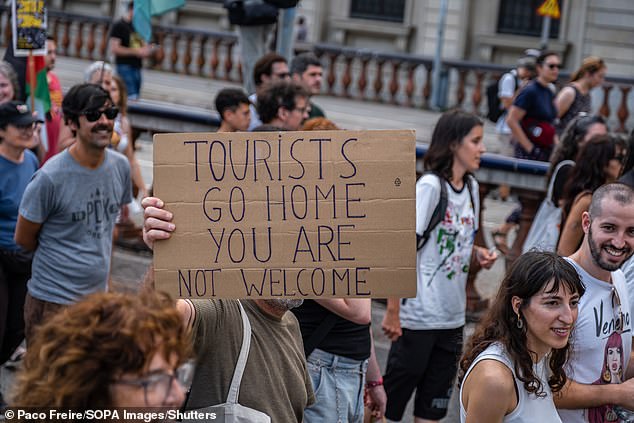 More than 3,000 people demonstrated against the tourist overcrowding suffered by the city of Barcelona and in favor of tourism reduction policies in July