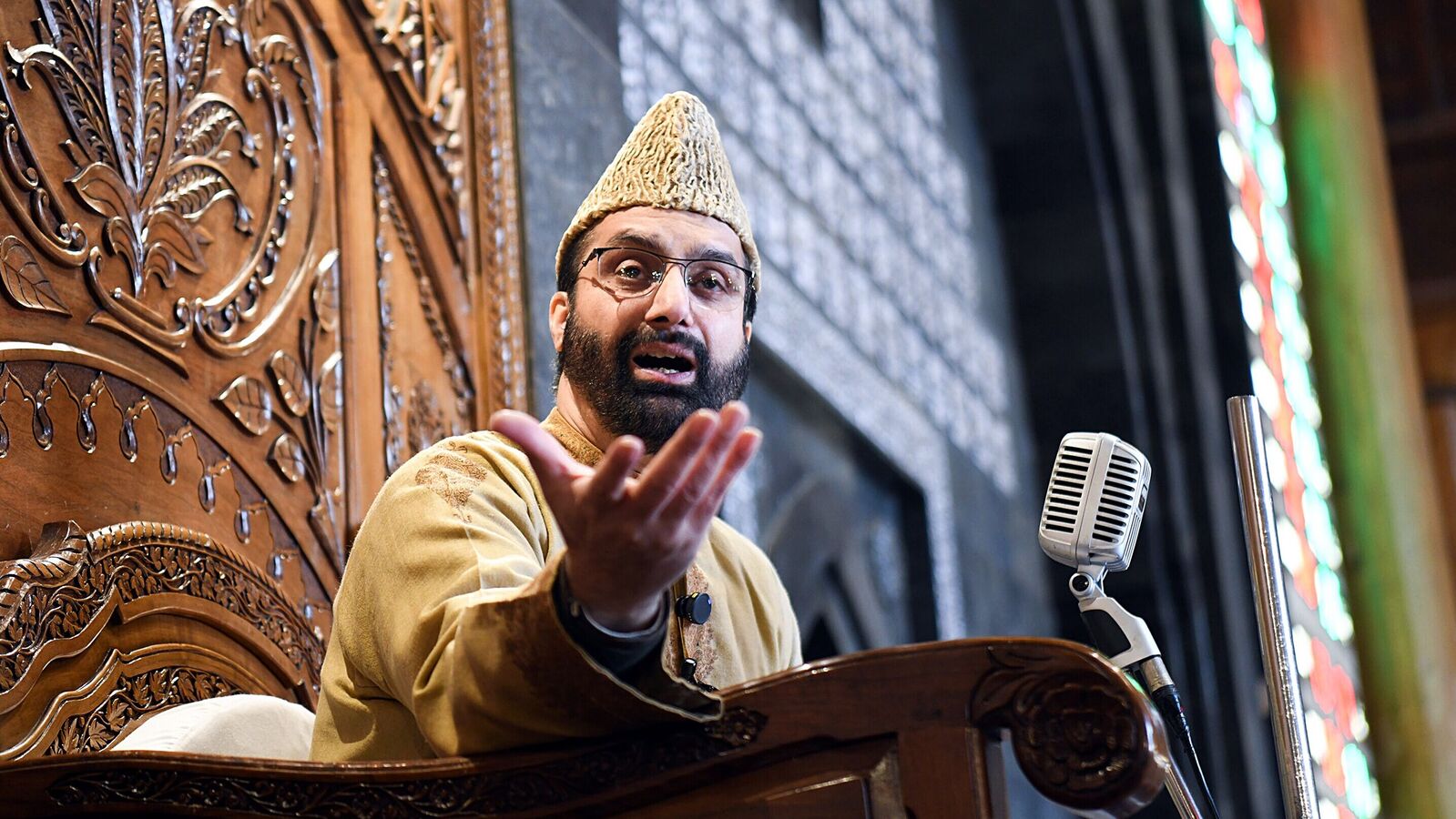 Hurriyat chief Mirwaiz Umar Farooq placed under house arrest; barred from congregational prayers at Jamia Masjid