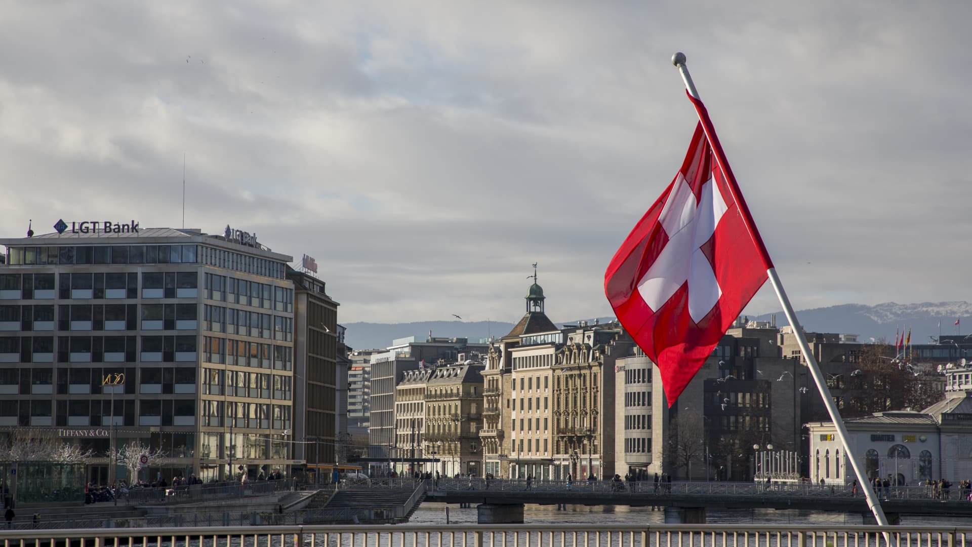 Rich Americans opening Swiss bank accounts fearing U.S. risks