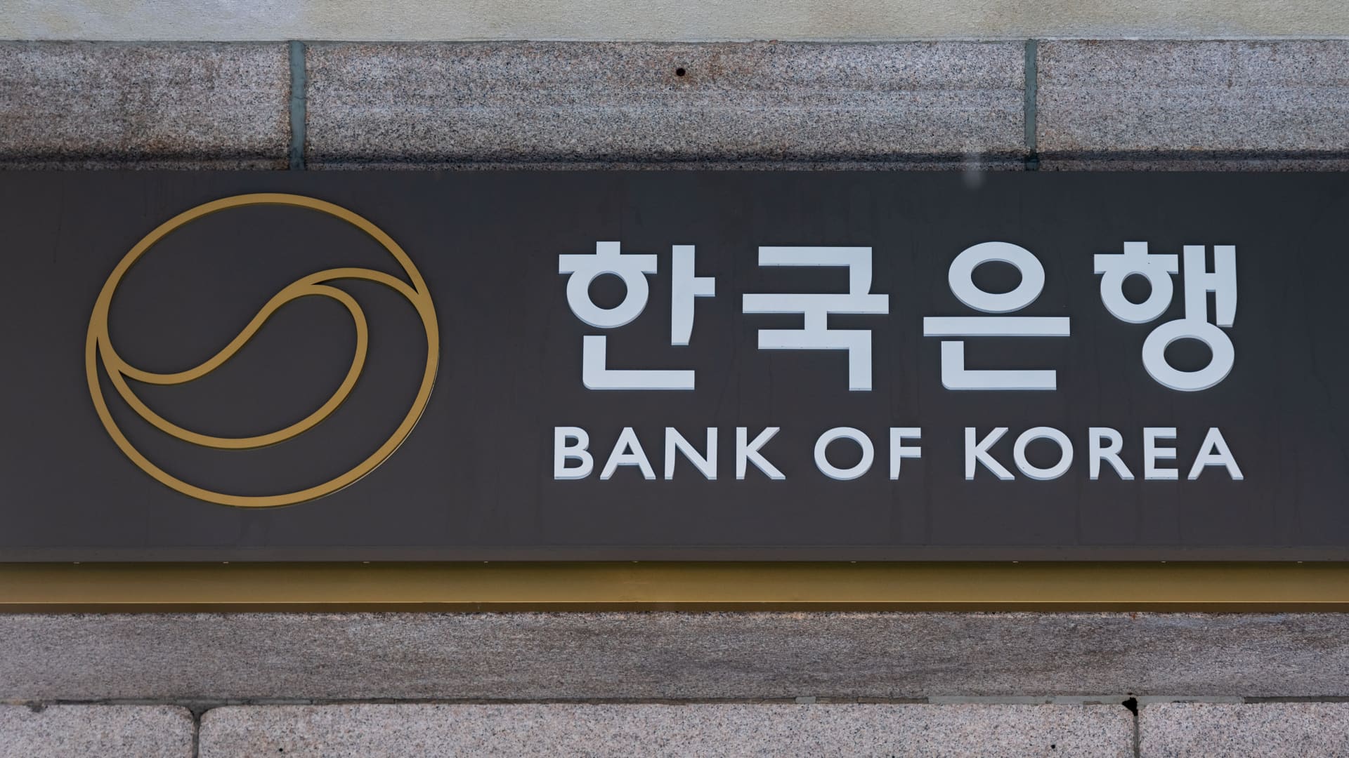South Korea warns of GDP slowdown as it holds rates to shore up won