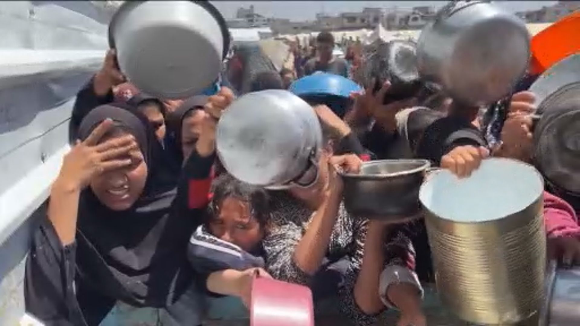 Click to play video: 'United Nations warns of famine as aid trickles into Gaza'