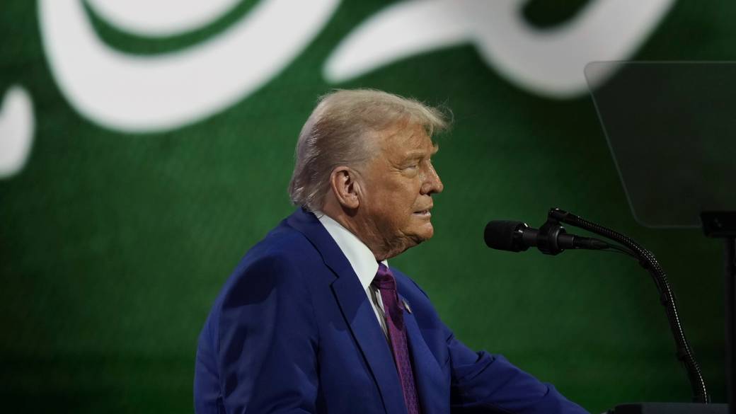 Click to play video: 'Trump says U.S. will lift sanctions on Syria, gets standing ovation in Saudi Arabia'