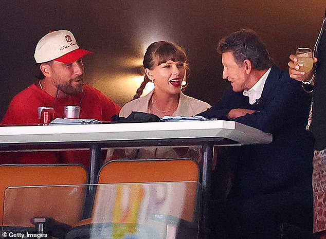 She looked in fine spirits while enjoying a conversation with Gretzky during the game