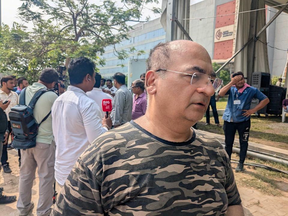 Kishore Rajpurohit, 56, waiting outside mortuary complex to receive mortal remains (Namita Singh/The Independent)