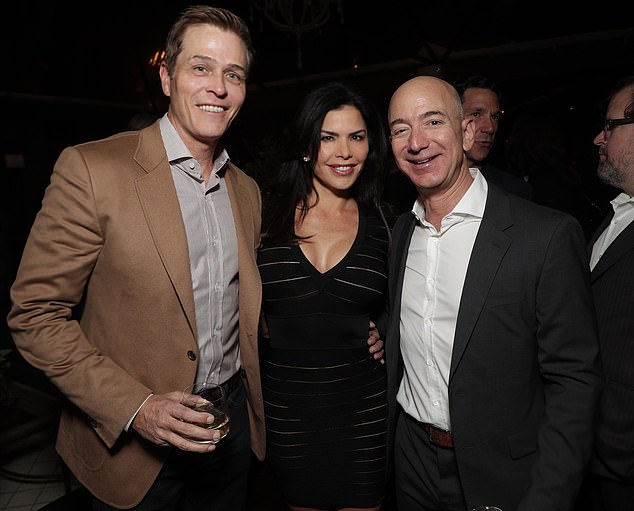 As for how Jeff and Lauren met, it was said that it was Lauren's husband Patrick introduced the two at an Amazon studios party for the movie Manchester By The Sea in 2016 (seen)
