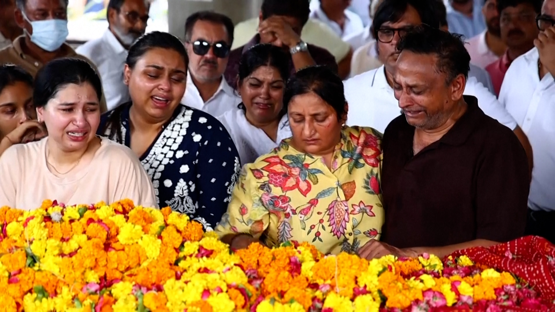 Click to play video: 'Distraught families bid final farewell to sons and daughters lost in Air India crash'