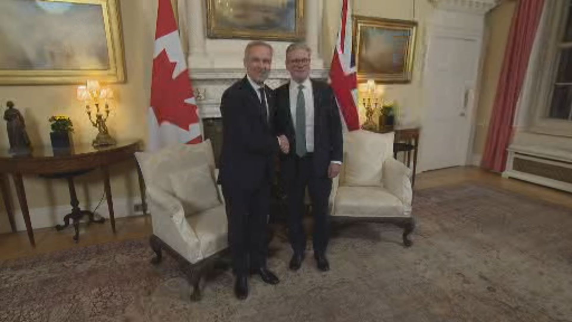 Click to play video: 'Carney welcomes U.K.’s Starmer ahead of G7 summit'