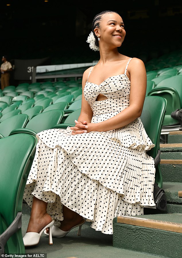 The stunner was the epitome of elegance as she posed up a storm at centre court