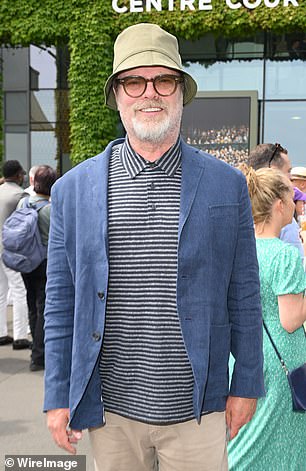 The funnyman teamed his smart blazer with a bucket hat and shades