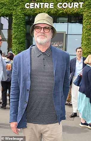 The funnyman teamed his smart blazer with a bucket hat and shades