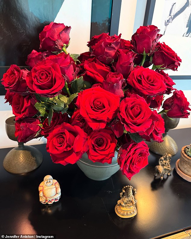 These red roses in her home were likely from her new love interest Curtis