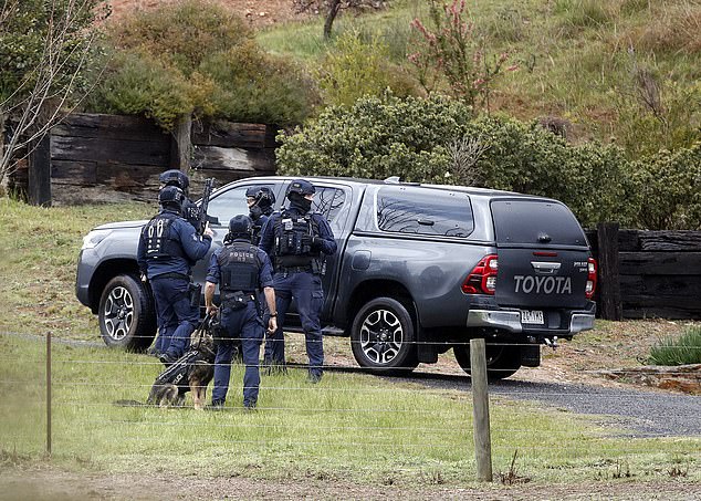 Armed police raid a property near the compound of fugitive Dezi Freeman.EXCLUSIVE28 August 2025Â©MEDIA-MODE.COM