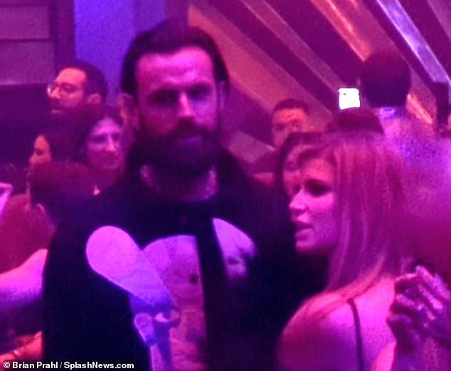 Later in the evening, Jessica was seen chatting up a hunky mystery man who towered over her during the Vegas show
