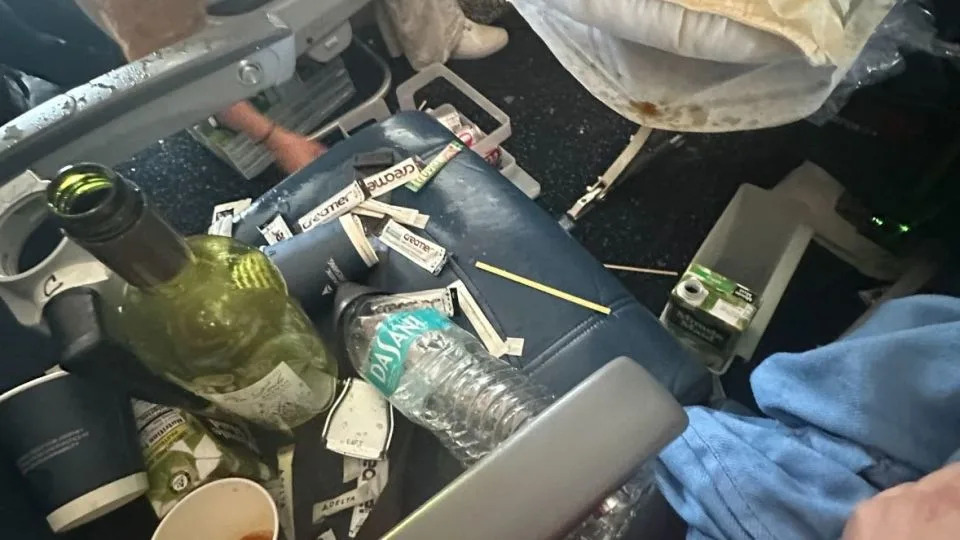 Meal service items scattered by severe turbulence on a Delta Air Lines Flight 56 on July 30, 2025 - Ricardo Hoogesteger