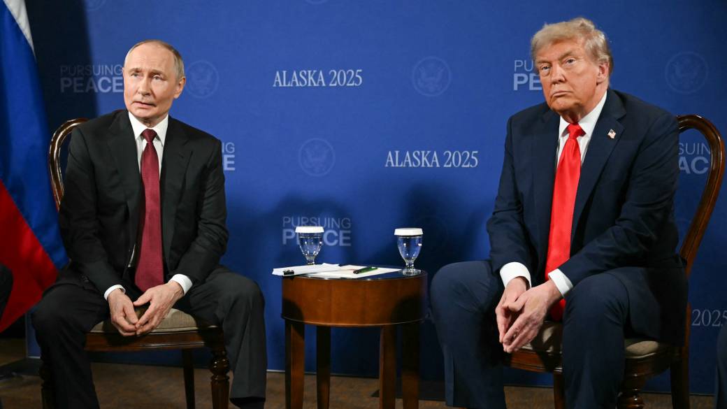 Click to play video: 'Trump threatens fierce sanctions on Russia amid drone strikes in Ukraine'