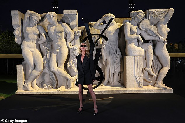 Posing alongside stunning sculptures, in a nod to France's historic culture, Kate was one of the big names in attendance for the show