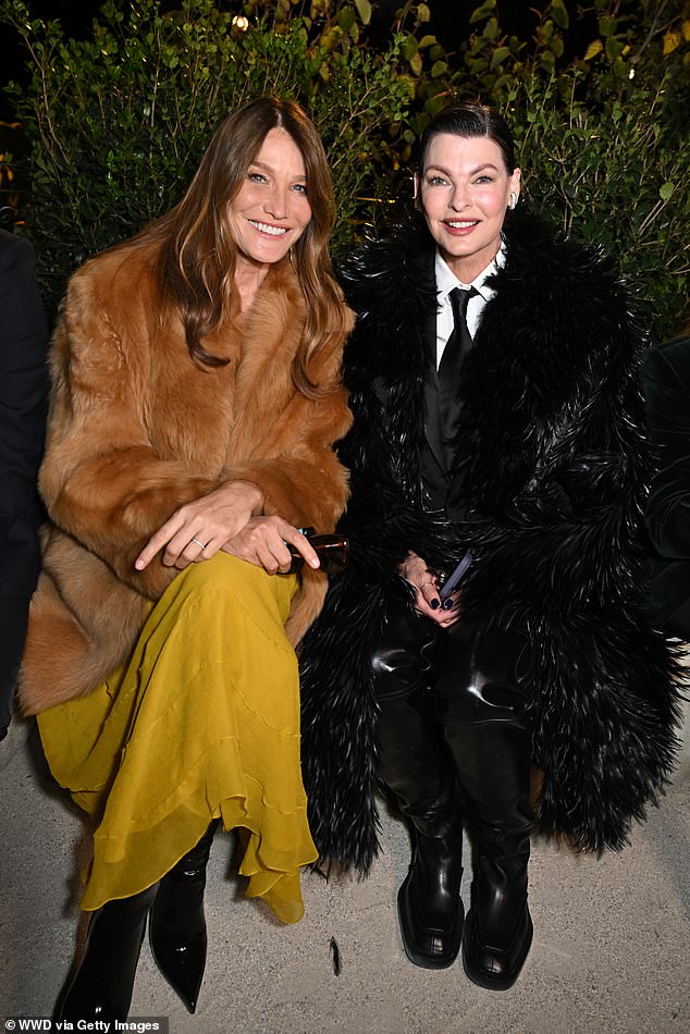 Carla took her place in the front row alongside fellow fashion legend Linda