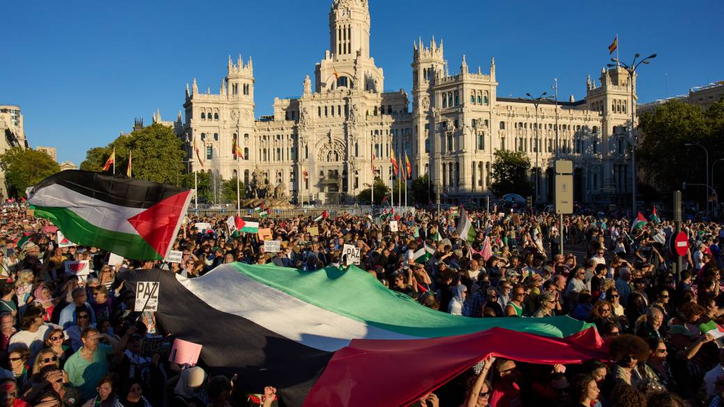 Click to play video: 'Protests held across Europe as 2nd anniversary of Gaza war nears'