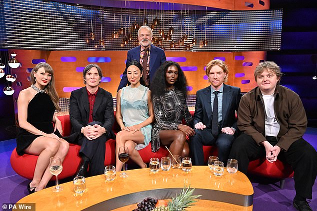 The two stars both appeared on the iconic red couch on Thursday, alongside fellow famous guests, Cillian Murphy , Greta Lee, Domhnall Gleeson and Lewis Capaldi (L-R Taylor, Cillian, Greta, Graham, Jodie, Domhnall and Lewis)