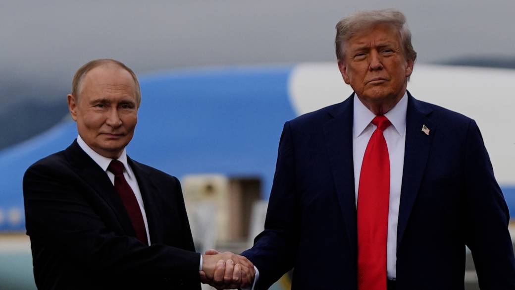 Click to play video: 'Trump says Putin dissuaded him from sending Tomahawk missiles to Ukraine'