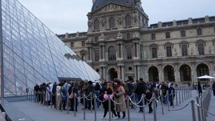 Louvre museum in Paris reopens for first time after shocking Louvre museum in Paris reopens for first time after shocking ₹8,94,56,55,000 jewellery heist